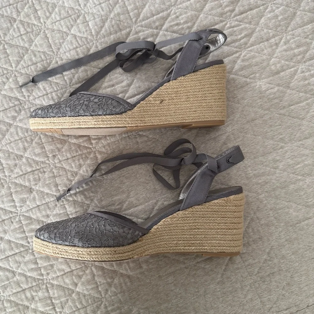NWOB Adrianna Papell Silver Penny Espadrille Wedge Lace Up Ribbon Ankle Tie 8.5
